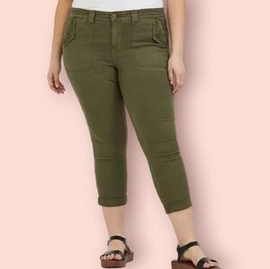 Torrid Olive Green Cropped Pants.‎ Size 18.
